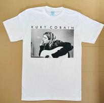 Kurt Cobain groja gitara grafinis marškinėlis Viršūnės Marškinėliai Unisex 2XL