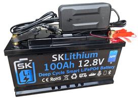 SKLithium 12.8V 100Ah LiFePO4 akumuliatorius su Bluetooth ir 7A įkrovikliu