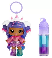 MGA Entertainment Yummiland paslaptingas lūpų blizgesio lėlė – Carly Cakepop