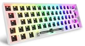 Kompaktiška 60% laida klaviatūra Sharkoon SKILLER SGK50 S4 — QWERTY vokiškas išdėstymas, RGB apšvietimas, USB, 1,5 m laidas, balta