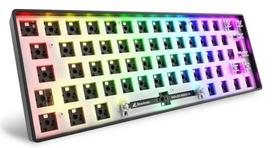 Mechaninė kompaktiška 60% klaviatūra Sharkoon SKILLER SGK50 S4 – laidinė USB, QWERTY vokiškas išdėstymas, RGB apšvietimas, 1,5 m laidas, juoda