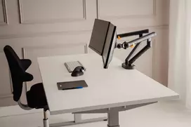 BakkerElkhuizen BE Flexible Dual dviejų monitorų laikiklis, tamsiai pilkas, spaustuvas, 20 kg, 43,2 cm (17 colių), 88,9 cm (35 coliai), 100 x 100 mm
