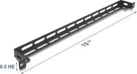 Montavimo komplektas DELOCK 67461 Juodas metalinis — L formos skydas stovui, 19 colių 0,5U, 50 mm su kabelių raiščių fiksacija