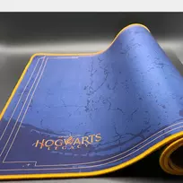 Lexip Premium XXL pelėdų kilimėlis Ancient Magic - Hogwarts Legacy, mėlyna, auksinė, vienspalvė, neoprenas, neslystanti bazė, žaidimų pelėdų kilimėlis