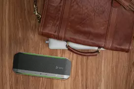 HP Poly Sync 40+ Microsoft Teams sertifikuotas garsiakalbis su USB-A, USB-C ir BT700 USB-A adapteriu