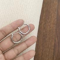 Minimalistiniai netaisyklingos formos skysto metalo auskarai-lankeliai gray