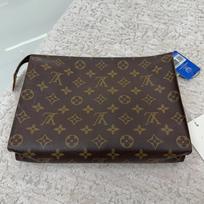 [Pre-Owned] Poche Toilette 26 Wash Bag Classic Monogram Design Coated Canvas With Leather Trim - Excellent #18M54O6 ONE SIZE
