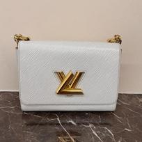 [Pre-Owned] Twist Logo Chain Leather Shoulder Crossbody Bag Medium - Very Good #157L8HB ONE SIZE