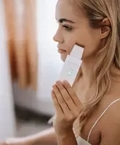 Beautifly Peeling Scrub Mini – Ultragarsinis kavitacinis veido valiklis su EMS mikro srove, balta su rožiniu auksu