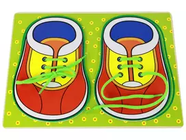 LEAN TOYS Medinis lavinamasis žaislas – mokomės užsirišti batų raištelius