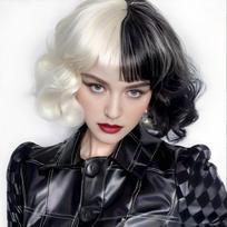 Cruella juodai balta garbanota trumpa Cos perukas moterims Helovino Cosplay sintetinis pilnas galvos apdangalas vakarėlio kostiumo aksesuaras