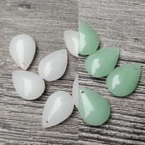 Balto ir žalio nefrito lašo formos krištolinis pakabukas su vėriniu Medium Water Drop