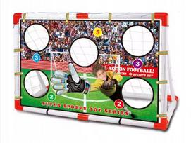 Futbolo vartai su taiklumo kilimėliu ir kamuolio pompa