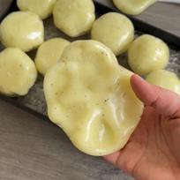 Realistiškas bulvių košės minkštas kamuoliukas, tekstūruotas, šlamantis garsas, streso mažinimo spaudžiamas žaislas beige