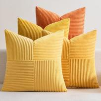 Kordinių pagalvių užvalkalų komplektas 4 dekoratyviniai minkšti oranžiniai 50x50 cm — pagalvių užvalkalai, svetainės tekstilė, dekoratyviniai užvalkalai, aksominiai užvalkalai, miegamojo aksesuarai, sofos užvalkalai