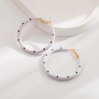 Fashionable oil-patterned ear cuffs with a refined and elegant style. Unique and exclusive design, suitable for various occasions. balta