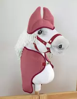hobby horse arkliukui: uogų spalvos pledukas ir ausinės