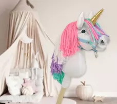 Hobby Horse vienaragis ant lazdos su spalvota karčiene ir auksiniu ragu A4