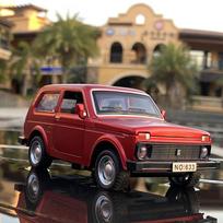 1:32 LADA NIVA Classic Car Alloy Car Model Diecast Metal Toy Vehicles Car Model High Simulation Sound Light Collection Kids Gift raudona
