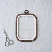 Nurge Flexi Hoop kvadratinis siuvinėjimo lankelis 12,5×14,5 cm tamsiai rudas