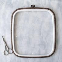 Nurge Flexi Hoop kvadratinis siuvinėjimo lankelis 23x25 cm, tamsiai rudas
