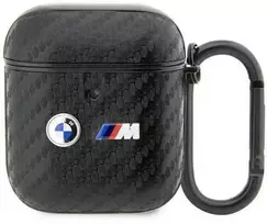 Dėklas BMW BMA2WMPUCA2 AirPods 1/2 dangtelio juoda/juoda Anglis Dvigubas metalinis logotipas