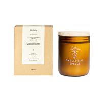 FRIGGA SMELLS LIKE SPELLS pagaminta rankomis kvapioji žvakė su mediniu dangčiu, 250 g