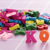 100 vnt. Spalvingos namų „pasidaryk pats“ sienų dekoratyvinės medinės raidės raidynas Scrapbookingas