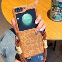 For Samsung Galaxy Z Flip 7 Fe 6 5 4 W25 W24 W23 Flip Leopard Print Hinge Auto Leather Phone Case Hand Strap Protective Cover Zflip7 ruda