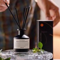 50ml Fireless Aromatherapy Set Freesia Jasmine Fragrance Oil With Reed Diffuser Office Home Decoration Air Freshener Fragrance 50ml&Sandalwood