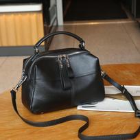 Karvės odos moteriškas krepšys vienam peties diržui, crossbody moteriškas krepšys, madingas, su keliais skyriais, didelės talpos, praktiškas, obuolio formos, minkštas juoda
