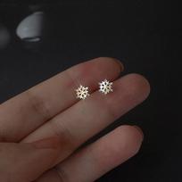 S925 Sterlingas Sidabras Šešių Deimantų Snaigės Auskarai-Vinukai Moteriški Išskirtiniai Mini Nišiniai Aukštos Klasės Lengvi Prabangūs Japoniški ir Korėjietiški Auskarai 925