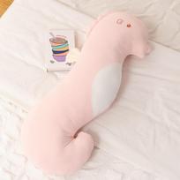 Jūros arkliuko pagalvė: Šilkinė ilga pagalvė šoniniam miegui ir pilvo atramai 90 cm, 0.7 kg rožinė