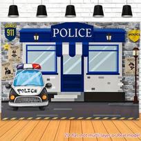 2D animacinis policijos komisariato fonas su policijos automobiliu ir ieškomų asmenų plakatais 47.2x31.5inch/120*80cm