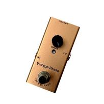 Kompaktiškas profesionalus elektrinės gitaros efektų pedalas su 10 efektų: Iškrypimas, Vėlavimas, Choras, Vibrato ir Garso simuliatorius.