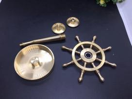 Aukštos kokybės žalvarinis vairaračio ornamentas Besisukantis žaislas Stalo dekoracija Vairininkas Laivo vairas Metaliniai rankdarbiai Festivalio dovanos