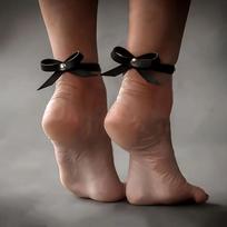 Fashion Bowknot Anklets Luxurious PU Leather Ankle Cuffs with Bow Detail and Silver Studs for Women juoda