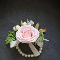Rožinis rožės žiedo apyrankės tipo boutonnière Vestuvinė apyrankės boutonnière Apyrankės boutonnière Nuotakoms, pabroliams 1PC Wrist Corsage
