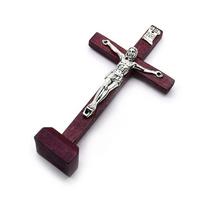 Su stoveliu medinis kryžius katalikiška malda katalikiškas Jėzaus kryžius medinis religinis talismanas vintažinė religinė dekoracija raudona