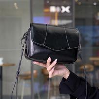 Aukščiausios kokybės aliejumi ir vašku apdorota karvės oda Aukščiausios klasės Retro Sendinta Atsitiktinė Sagtis Rankomis Siūta Per Petį Vokelio Formos Rankinė One Size juoda