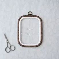Nurge Flexi Hoop kvadratinis siuvinėjimo lankelis 12,5×14,5 cm tamsiai rudas