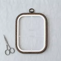 Nurge kvadratinis siuvinėjimo lankelis Flexi Hoop 18x20 cm, tamsiai rudas