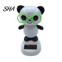 Solar Swing Car Toy Panda Ornament, Plastic Pendant, Automatic Head Swinging Powered Decoration Doll, Dashboard Cute Interior Accessories Ornament žalia