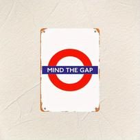 Senovinis Londono metro „Mind the Gap“ metalinis sieninis ženklas    Patvarus geležies plokštelė su išgręžtomis skylėmis Atsparus vandeniui namams 20x30cm（7.8x11.8inch）