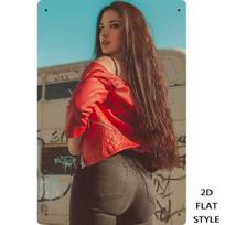 HD Metalinis skardinis ženklas Garbanota brunetė raudonu odiniu švarku juodomis džinsais Retro sienų dekoras vyro urve miesto gatvės stiliaus kambariui 20x30cm（7.8x11.8inch）
