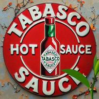 Vintažinis Retro Tabasco aštrus padažas HD spaudos metalinis skardos ženklas su ikoniška raudono butelio grafika ir drąsia baltąja tipografija Klasikinis 20x20cm(8x8inch) black