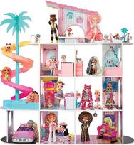 „L.O.L. Surprise!“ „OMG Fashion House“ žaidimų rinkinys su daugiau nei 85 staigmenomis – tikras medinis lėlių namelis su baseinu, spiraliniu čiuožiniu, stogo terasa, kino sale, keičiamais baldais ir dar daugiau – skirtas vaikams nuo 4 metų
