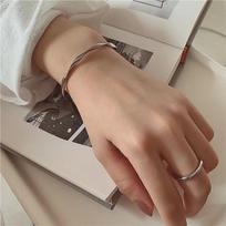 Mobius Cold Style Niche Design Bracelet for Women - Simple, Fashionable, High-End Girlfriend Bracelet