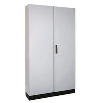 Eti Polam 001325504 Atskirai pastatomas metalinis korpusas su montavimo plokšte IP55 I klasė RAL7035 (1050x1850x300) su 100mm cokoliu HXS300 4-12 PH1V1 001325504