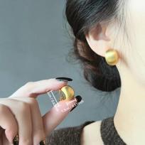2025 French Matte Gold Bean Earrings: Luxurious Frosted Metal Studs auksas